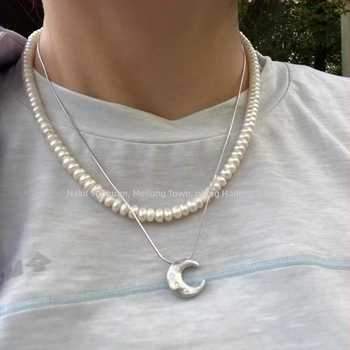Brušeni mjesečev privjesak, jedinstven minimalistički dizajn, mat završetak, vintage inspiracija, osjećaj vrhunske kvalitete, nježan i svestran lančić za ključnu kost