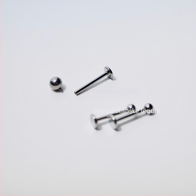 Titanijev lip stud s unutarnjim navojem, ručna izrada, pogodan za anodizaciju