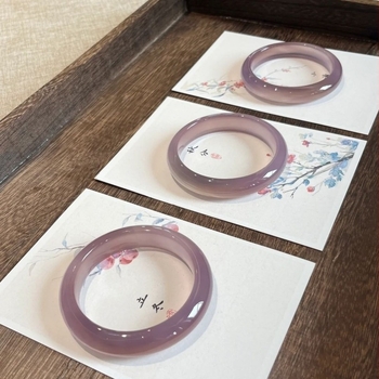 Kalcedonovski narukvica, kružni oblik, polirani završetak, stil lagan luksuz, pakiranje u zasebnoj ambalaži, branda: Three Jubilee of the Ming Dynasty