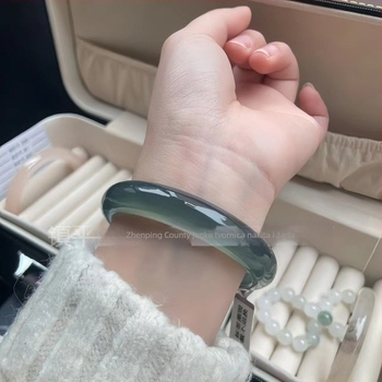 Narukvica od prirodnog kalcedona — geometrijski oblik, polirana obrada, individualno pakiranje