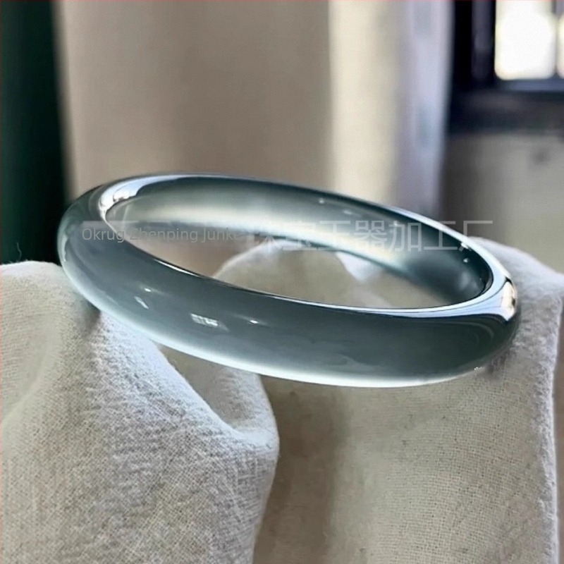 Narukvica od prirodnog kalcedona — geometrijski oblik, polirana obrada, individualno pakiranje