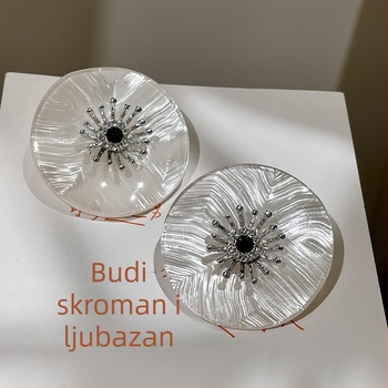 Butterfly naušnice u obliku cvijeta s dijamantnom ukrasom, mješoviti materijali, retro stil, ljeto 2025