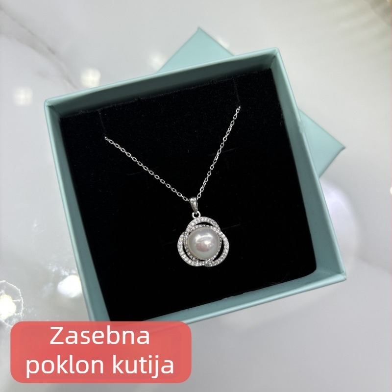 Ogrlica s privjeskom od biserne perle slatkovodne, cvjetni motiv, srebro 925, plosni okrugli oblik, proljeće 2024 izdanje