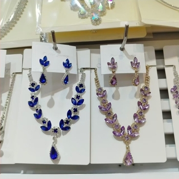 Set ogrlice i naušnica sa kristalima, zlatno ugravirano, privjesak u obliku cvijeta, standardni lanac, duljina 31–40 cm