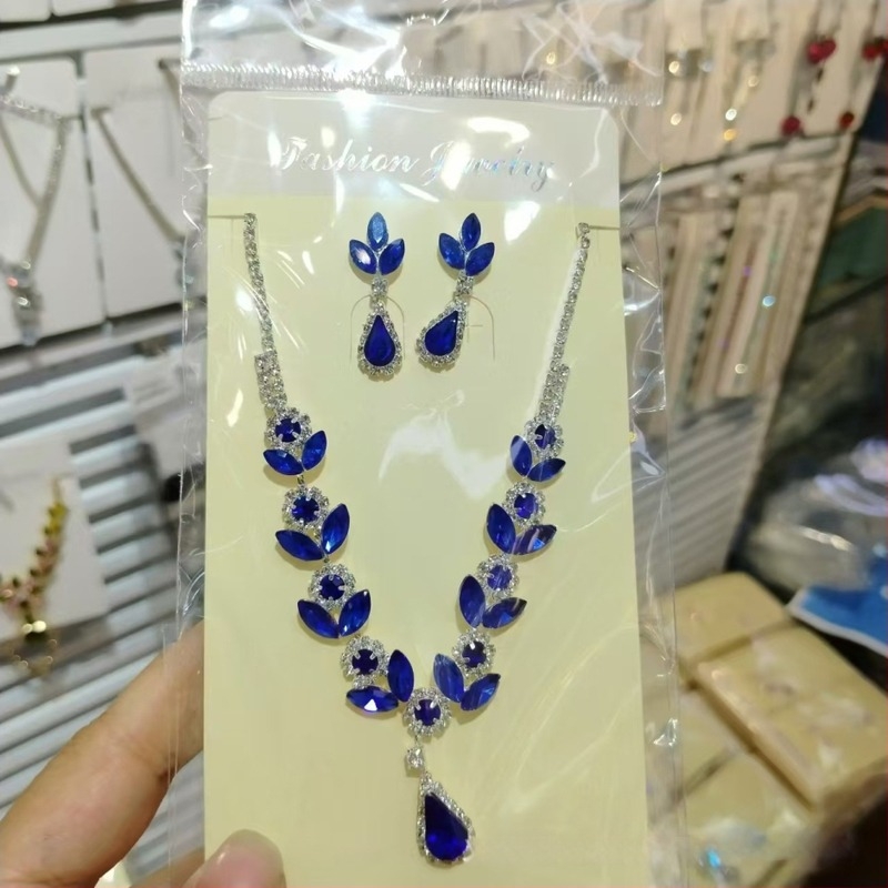 Set ogrlice i naušnica sa kristalima, zlatno ugravirano, privjesak u obliku cvijeta, standardni lanac, duljina 31–40 cm