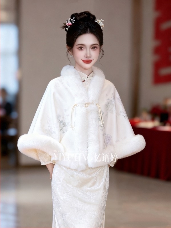 Vjenčani kaput u kineskom stilu za zimu s krznom šalom; materijal: poliester; jednofarban uzorak; ravno pletenje; zima 2025