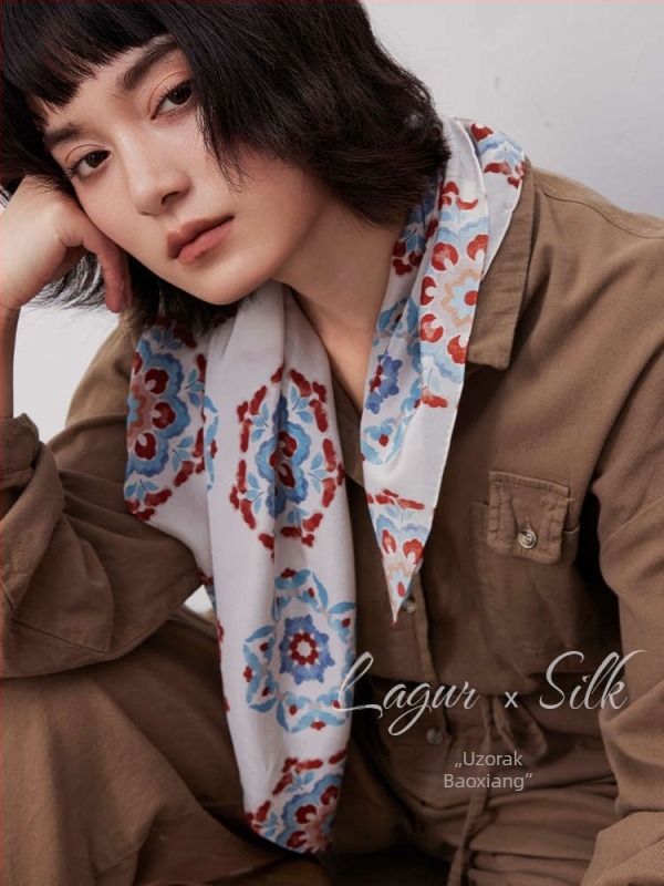 Svilen kvadratni šal - 100% svila, originalni dizajn, tisak, proljeće 2025, branda LAgUr
