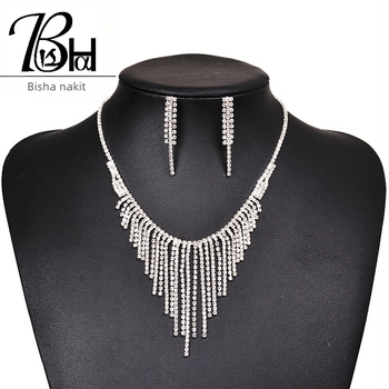 Set nakita s rhinestones i resicama — ogrlica i naušnice, uvijeni lanac, zodijak motiv