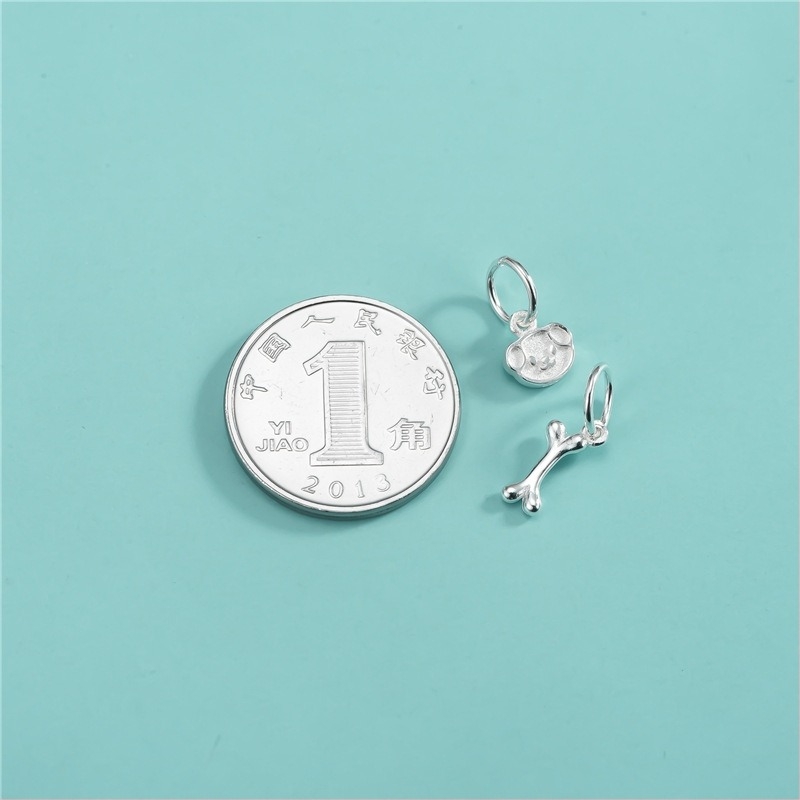 Privjesak u obliku kosti od srebra 925, elektroplatiranje, kristalni detalji