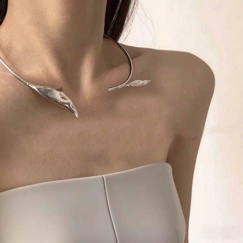 Choker ogrlica s privjeskom u obliku cvjetnog pupolja, cinkovog legura, twist lanac, težina 33 g, jesen 2025