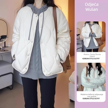 Jakna s pamukom i punjenjem od chenille tkanine, zatvara se zipom, ultra kratka duljina, polo ovratnik; punilo: imitacija svile i pamuka