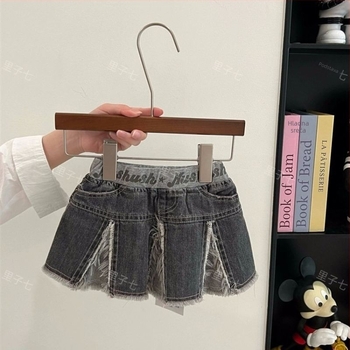 Dječja denim mini suknja s remenom, spojni stil; Glavni materijal: denim/pamuk 91–95%; Podstava: pamuk 71–80%; Uzrast: 8+ godina; Sezona: ljeto 2025