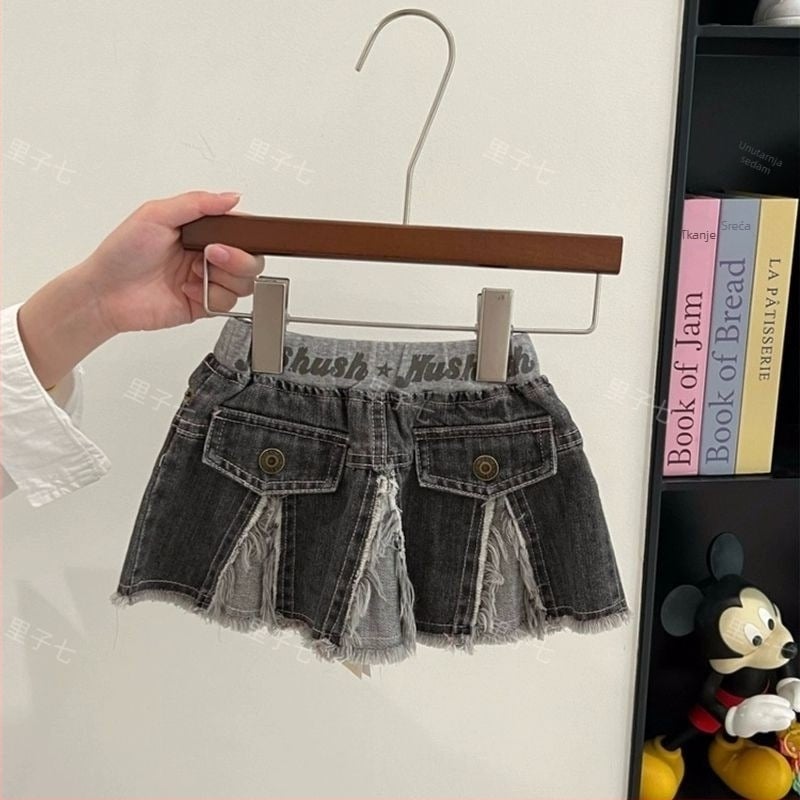 Dječja denim mini suknja s remenom, spojni stil; Glavni materijal: denim/pamuk 91–95%; Podstava: pamuk 71–80%; Uzrast: 8+ godina; Sezona: ljeto 2025