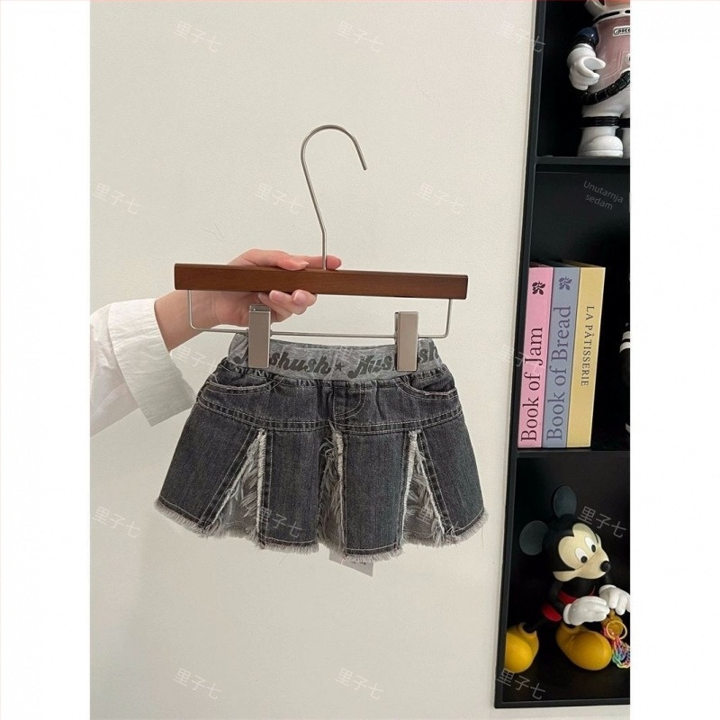 Dječja denim mini suknja s remenom, spojni stil; Glavni materijal: denim/pamuk 91–95%; Podstava: pamuk 71–80%; Uzrast: 8+ godina; Sezona: ljeto 2025