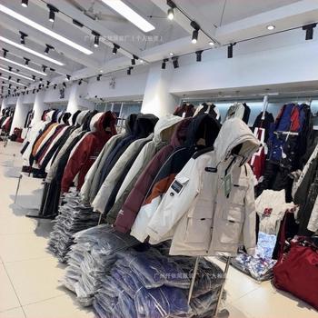 Muška jakna od perja s kapuljom, slobodan kroj, punilo od pačjeg perja, udio perja 96–99%