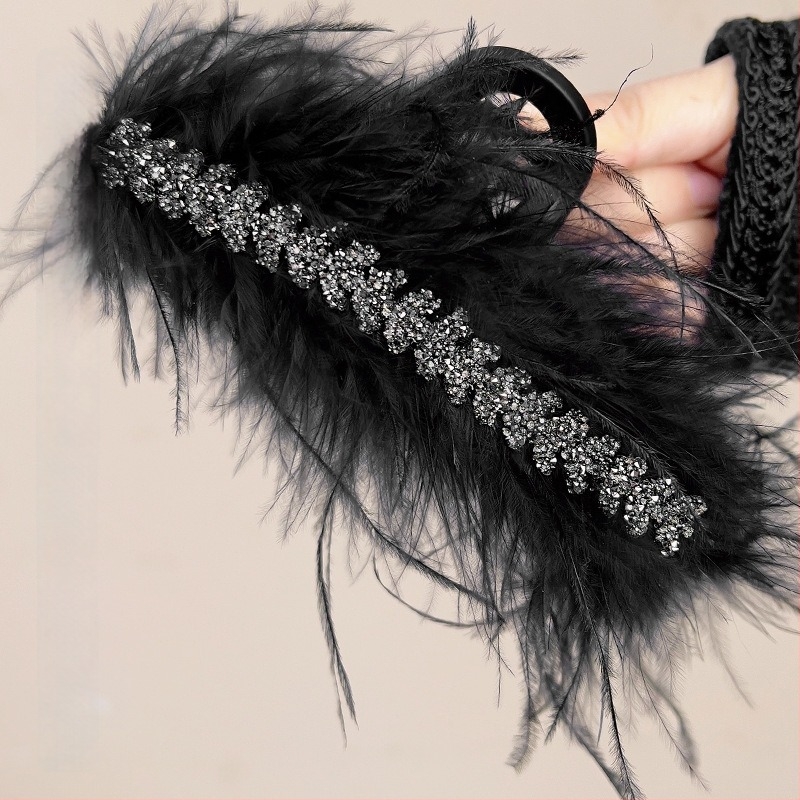 Klipsa za kosu s perjem – Super vila stil, ručno izrađeni dodatak za glavu (Materijal: Pero; Stil: Super vila; Postupak: Ručno izrađeno; Kategorija: Dodaci za glavu)