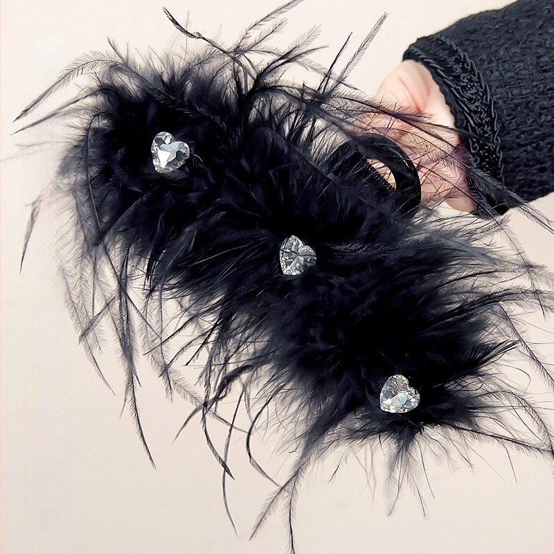 Klipsa za kosu s perjem – Super vila stil, ručno izrađeni dodatak za glavu (Materijal: Pero; Stil: Super vila; Postupak: Ručno izrađeno; Kategorija: Dodaci za glavu)