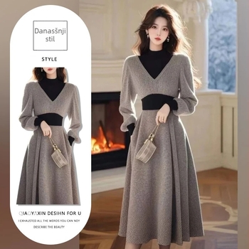 Haljina od poliester materijala s polo ovratnikom, A-linijski kroj, srednja duljina