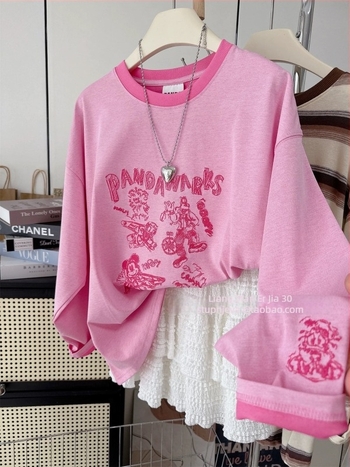 Autumn Dopamine – oversize pamuk majica s izvezenim motivom, blok boja, dugi rukavi, okrugli izrez, srednje duljine.