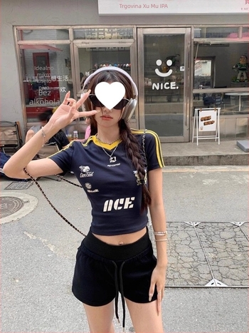 Ženski kratki T‑shirt s otiskom slova, uski kroj, V-izrez, pleteni materijal