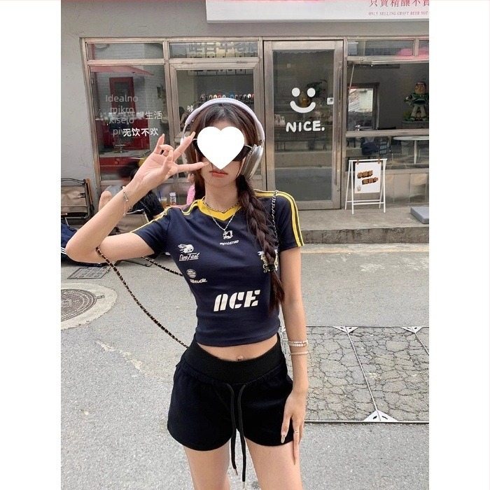 Ženski kratki T‑shirt s otiskom slova, uski kroj, V-izrez, pleteni materijal