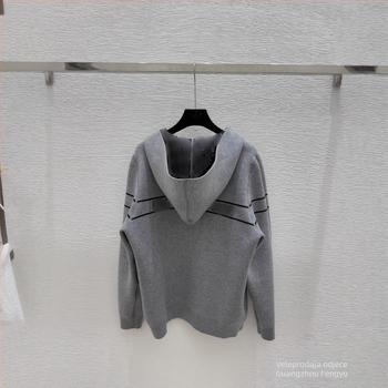 Ženski reversibilni kapuličasti pleteni kardigan s jacquard uzorkom, zip sprijed, dugi rukavi, standardna duljina.