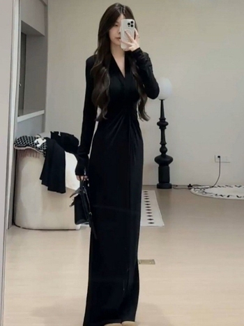 Haljina s V-dekolteom, dugim rukavima, visokim strukom i uskim krojem koji naglašava bokove, poliester