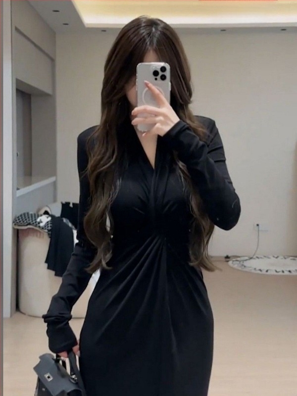 Haljina s V-dekolteom, dugim rukavima, visokim strukom i uskim krojem koji naglašava bokove, poliester