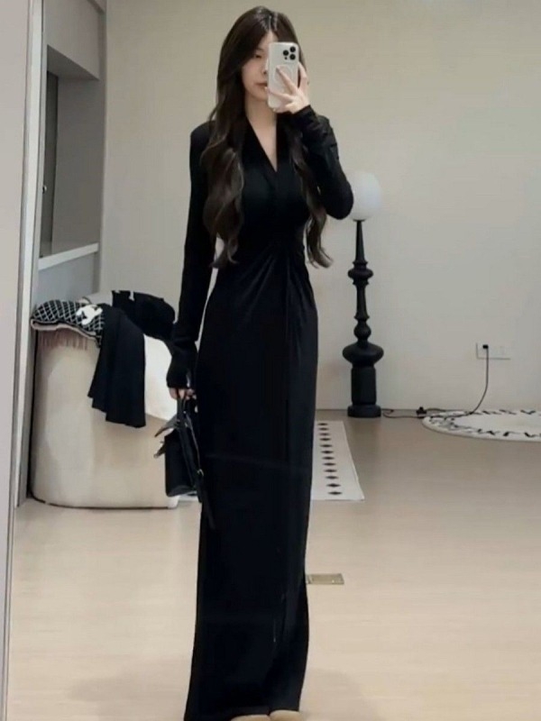 Haljina s V-dekolteom, dugim rukavima, visokim strukom i uskim krojem koji naglašava bokove, poliester