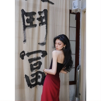 Večernja haljina bez naramenica, visok struk, silueta princeze, duga haljina, materijal poliester-spandeks.