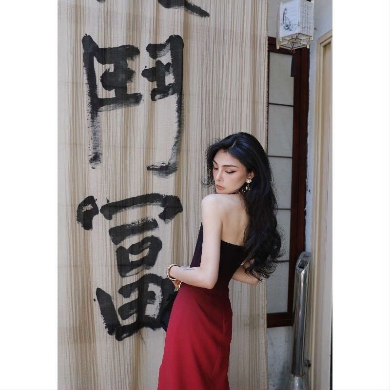 Večernja haljina bez naramenica, visok struk, silueta princeze, duga haljina, materijal poliester-spandeks.