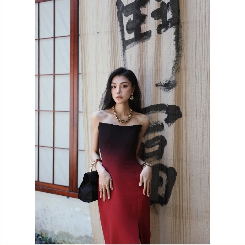 Večernja haljina bez naramenica, visok struk, silueta princeze, duga haljina, materijal poliester-spandeks.