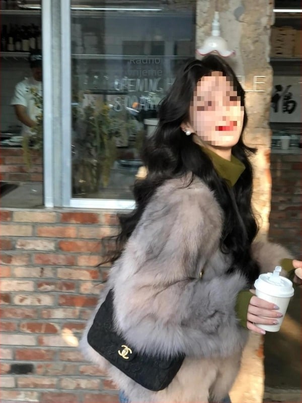 Kratko krzno kaput za žene s krznenim ovratnikom, Chenille tkanina, rukavi 5/4, duljina 40–50 cm