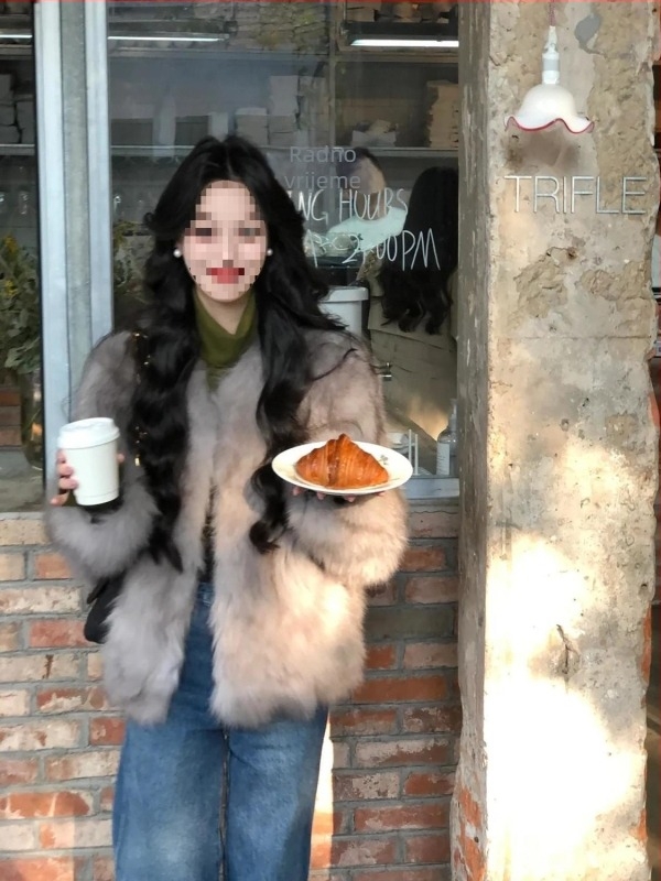 Kratko krzno kaput za žene s krznenim ovratnikom, Chenille tkanina, rukavi 5/4, duljina 40–50 cm