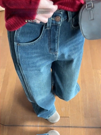 Ženske traperice s širokim nogama u retro plavoj boji, zimski fleece, plus veličina, za kruškoliku figuru, pokrivaju bokove i vizualno sužavaju siluetu.