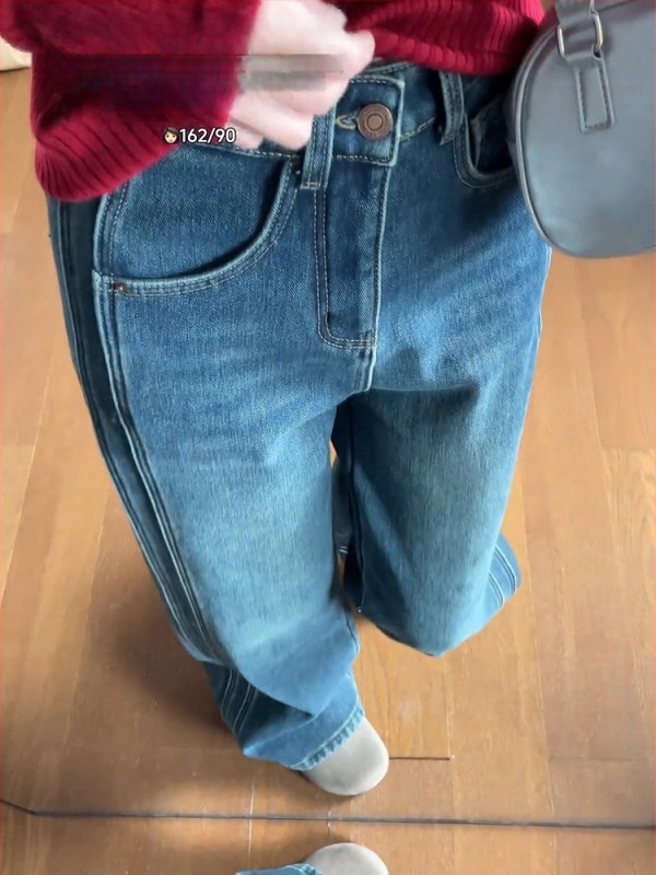 Ženske traperice s širokim nogama u retro plavoj boji, zimski fleece, plus veličina, za kruškoliku figuru, pokrivaju bokove i vizualno sužavaju siluetu.
