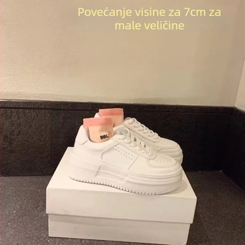Ženske bijele tenisice s debelim potplatom, visina pete 6–8 cm, gornji dio od split kože, potplat od gume, zatvaranje šnirama, prozračnost