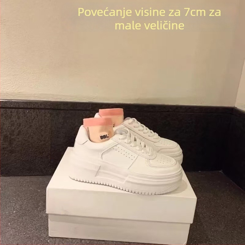 Ženske bijele tenisice s debelim potplatom, visina pete 6–8 cm, gornji dio od split kože, potplat od gume, zatvaranje šnirama, prozračnost