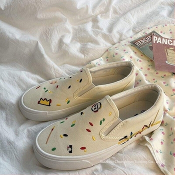 Kanvas slip-on tenisice s izvezenim motivom crtanih likova, niski gornji dio, lagane, gumena potplat, mrežasta podstava