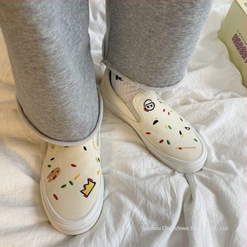 Kanvas slip-on tenisice s izvezenim motivom crtanih likova, niski gornji dio, lagane, gumena potplat, mrežasta podstava