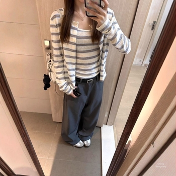 Dva dijela seta: prugasti pleteni kardigan s topom na ramena, uski kroj, dugi rukavi, okrugli vrat