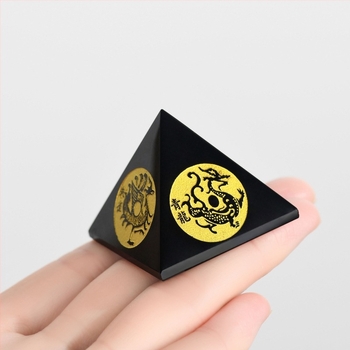 Piramidni ukras od obsidijana s motivom četiri božanstva; Materijal: obsidian; Podrijetlo: Lianyungang Donghai County; Dizajn: piramida