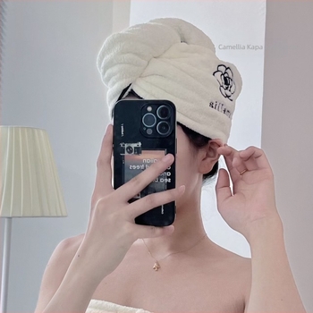 Kupaći ručnik u princeskom stilu od coral fleecea, s nosivom kupaćom suknjom i kapom za sušenje kose; motiv kamelija; ravno tkivo; težina 301–350 g