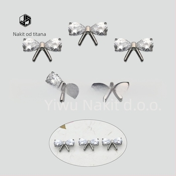 F136 Naušnice od titanijevog legura s kapljicom vode i dijamantnim mašnicama za piercing hrskavice, japansko-korejski stil