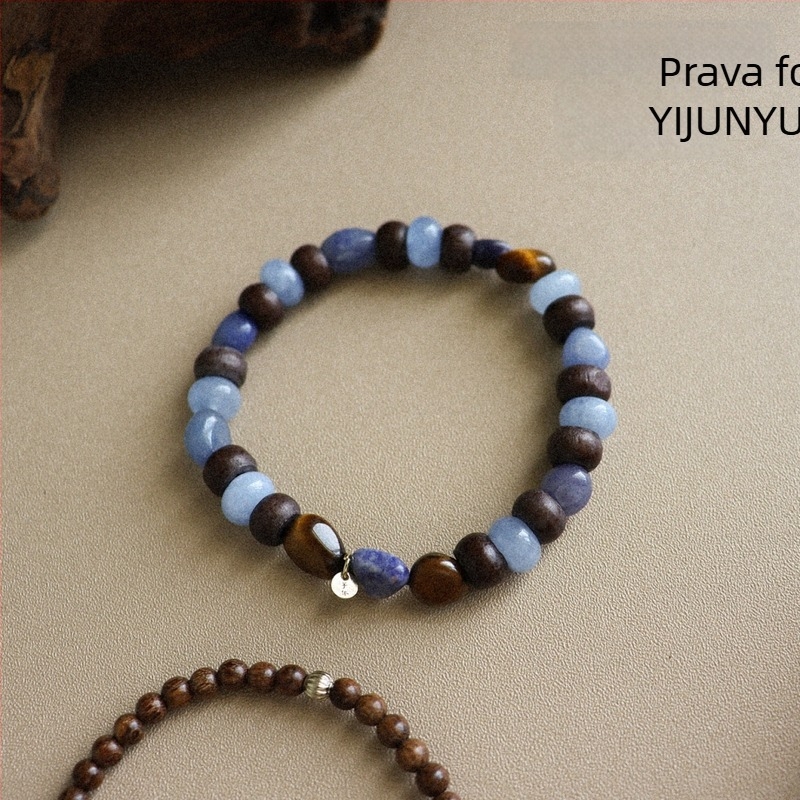 Narukvica od drvenih perli s lapis lazuli — ručna izrada, unisex, geometrijski dizajn