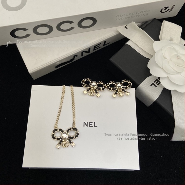 Set naušnica i ogrlica od mesinga, privjesak od legure, dijamantna obrada, lanac zmijskog kostiju