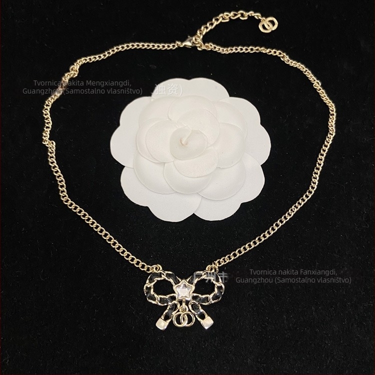 Set naušnica i ogrlica od mesinga, privjesak od legure, dijamantna obrada, lanac zmijskog kostiju