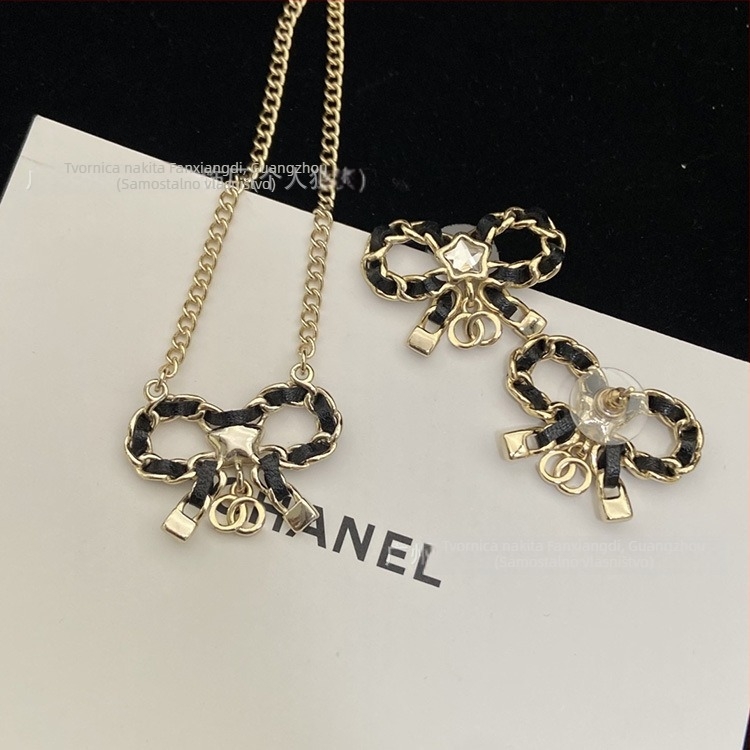 Set naušnica i ogrlica od mesinga, privjesak od legure, dijamantna obrada, lanac zmijskog kostiju