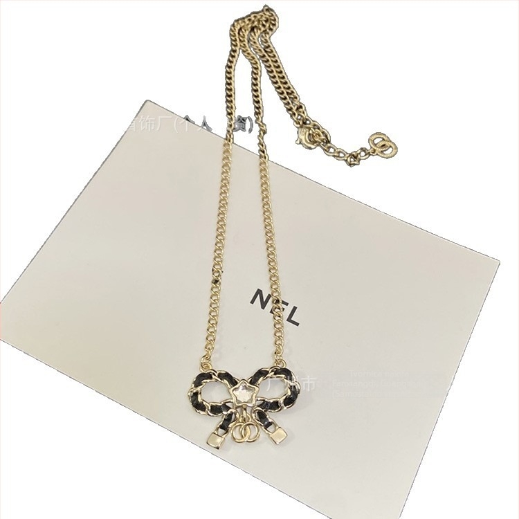 Set naušnica i ogrlica od mesinga, privjesak od legure, dijamantna obrada, lanac zmijskog kostiju