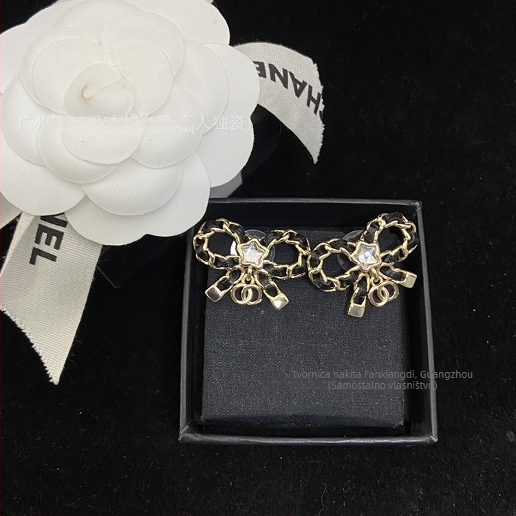 Set naušnica i ogrlica od mesinga, privjesak od legure, dijamantna obrada, lanac zmijskog kostiju